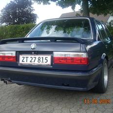 BMW E30 320i