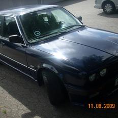 BMW E30 320i