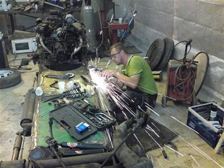 Citroën Dyane 6 - Giraffen i gang med at slibe svejse søm ned billede 4