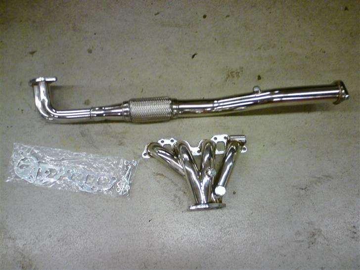 Nissan Almera 2.0 lil GTi solgt - Lidt rustfrit til lyd og flere heste og så ser det godt ud i motorrummet :) billede 7