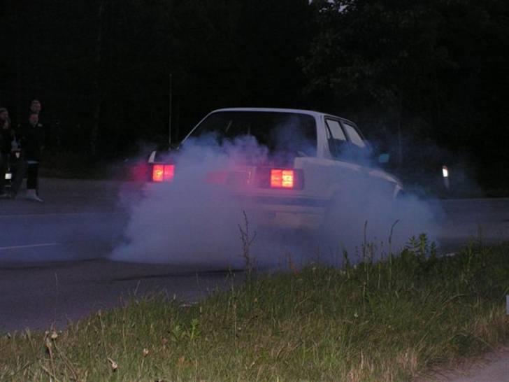 BMW 320 til solgt. - igen lidt dæk røg :O billede 19