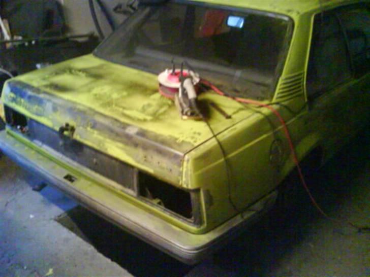 Opel Ascona C Lowrider- Byttet - Lige igang med at slipe ned og ordne nogle huller. og tjek ruderne de er sku sorte :P billede 9