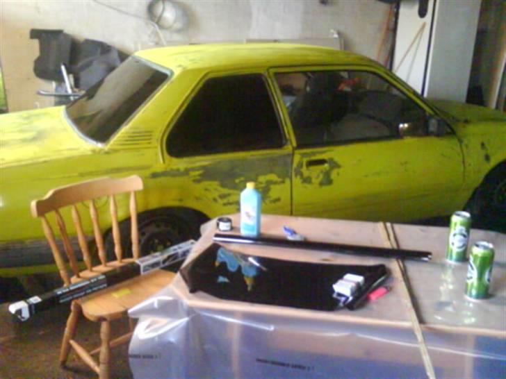 Opel Ascona C Lowrider- Byttet - Lige igang med at slipe ned og ordne nogle huller. og tjek ruderne de er sku sorte :P billede 10