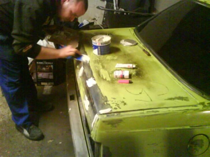 Opel Ascona C Lowrider- Byttet - Lige igang med at slipe ned og ordne nogle huller. og tjek ruderne de er sku sorte :P billede 11