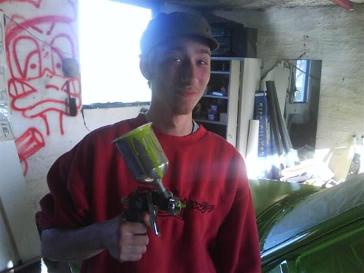 Opel Ascona C Lowrider- Byttet - Her maler vi :P  hehe ved godt billedet ser lidt fuckt ud men tror sku jeg fik for meget maling indenbords billede 15