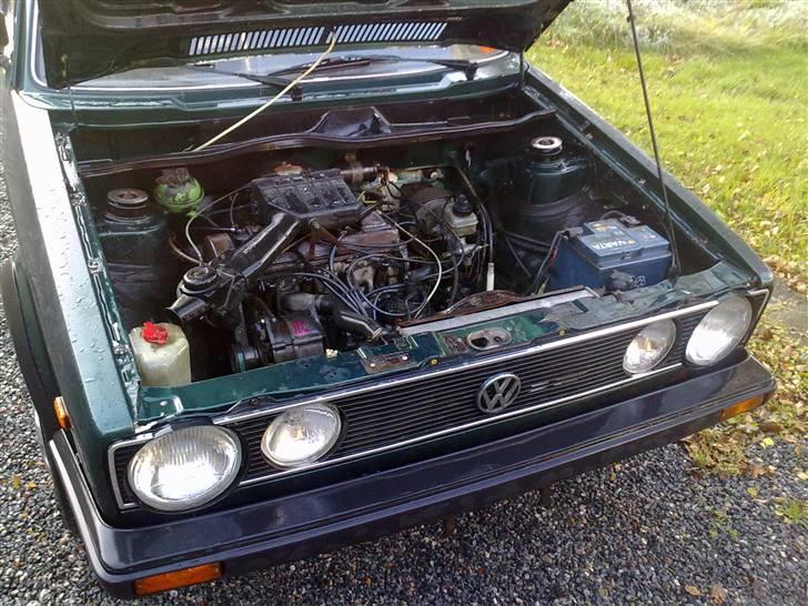 VW Golf 1 gx  ''skrottet'':( - ja. motoren ska vist ha en ordentlig omgang. billede 3