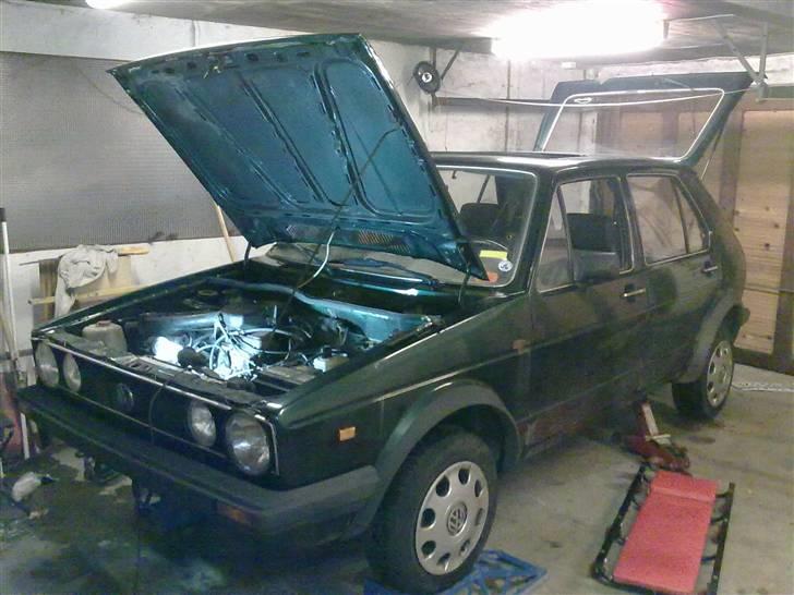 VW Golf 1 gx  ''skrottet'':( - se. hun ka flyve. havde hende lige oppe for at tjekke undervognen. den ser fin ud utroligt nok billede 11