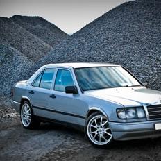 Mercedes Benz 230E "SOLGT"