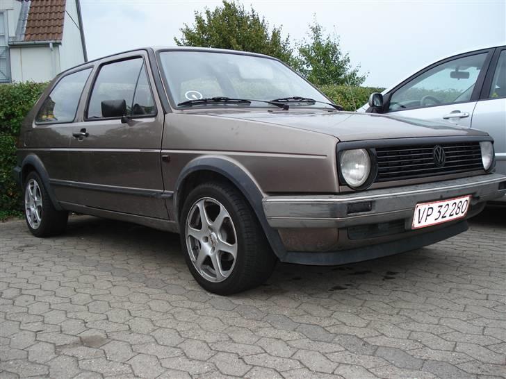 VW GOLF 1.6 CL *ERNIE* - Sådan så den ud inden jeg gik igang med den, dog stod den på rustne stålhjul og med matgrå grill uden øjenskygge og orange blink  billede 20