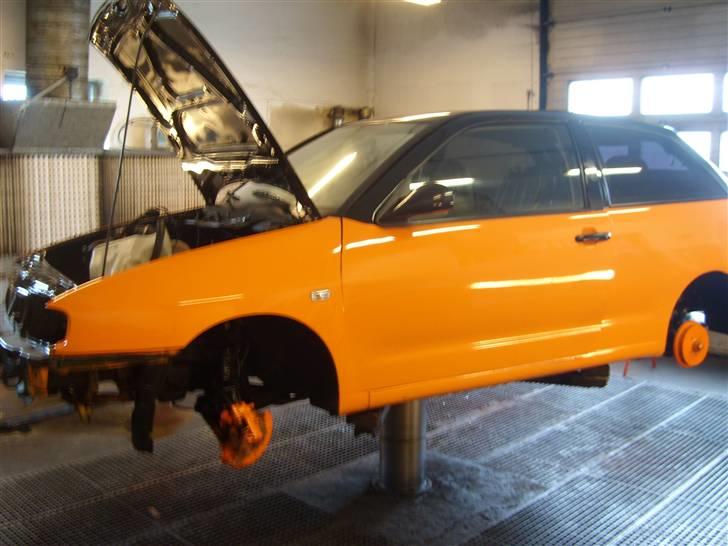 Seat Ibiza . SOLGT - bilen har fået lidt undervognsbehandling og motor runmmet er malet :D billede 5