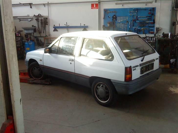 Opel corsa a  skrottet - nede på arbejdet billede 2