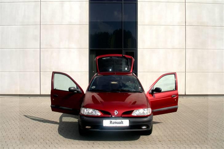 Renault Megane RL totalskadet. billede 16