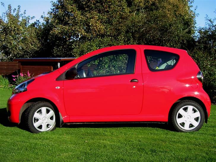 Toyota Aygo 1.0 VVT-i m. VSC - Det er svært at få den røde farve rigtig på fotos billede 1