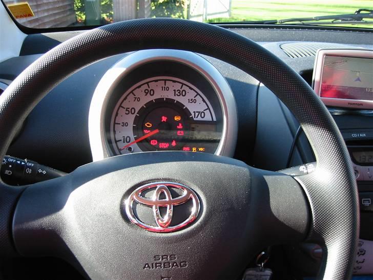 Toyota Aygo 1.0 VVT-i m. VSC - Mange lamper for en simpel bil billede 9