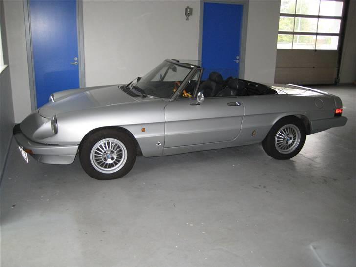 Alfa Romeo Spider Veloce - Spideren i den hellige hal som danner rammerne om mine biler i vinterhalvåret billede 10