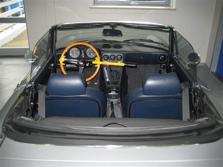 Alfa Romeo Spider Veloce - Kabinen er lille og man sidder lavt, kalesche-håndtaget kan nås fra førersædet billede 7