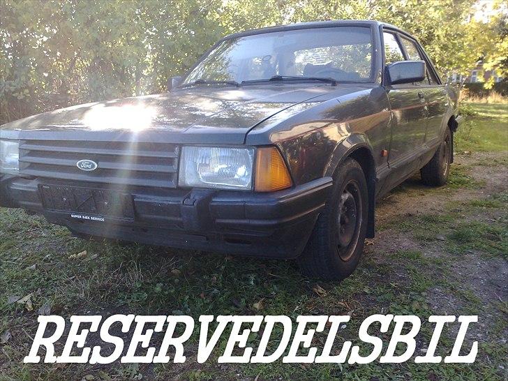 Ford Granada 2,8i. GL. V6 Aut. - Står som reservedelsbil til min ægte GHIA da det ´´Kun´´ er en ægte GRAN LUX ;-P billede 1