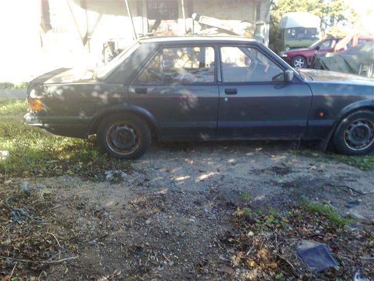 Ford Granada 2,8i. GL. V6 Aut. - Lidt uldne skærmkanter men ellers ikke det vilde i rust... billede 6