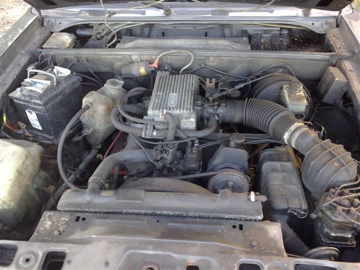 Ford Granada 2,8i. GL. V6 Aut. - Starter ok men har lidt svært ved at holde tomgang, så der er nok en utæt vakumslange.. billede 8