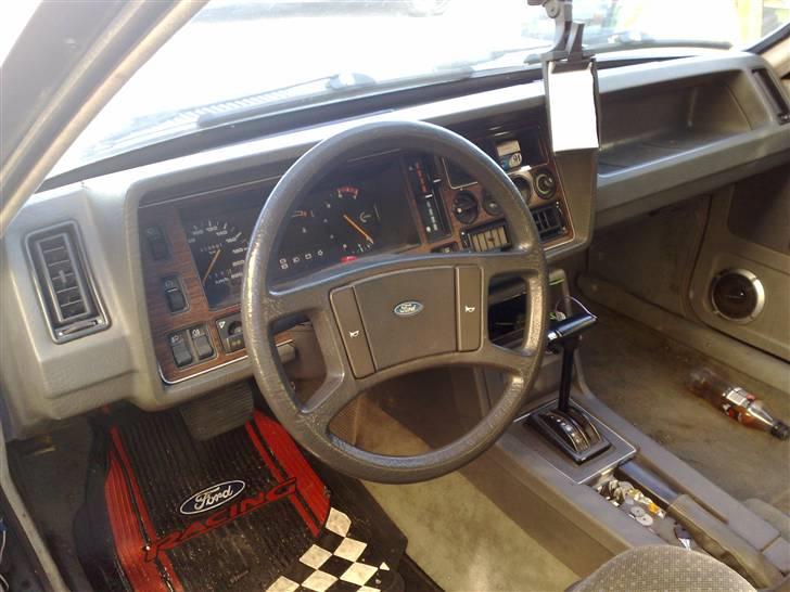 Ford Granada 2,8i. GL. V6 Aut. - Ser bekendt ud indeni.......Hmmm skal da vist have muget lidt ud derinde :-) billede 9
