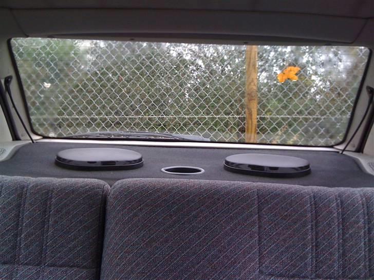 Opel Astra F - Sådan ser hattehylden så ud nu - en dåse af den ordentlige sorte spraymaling kan give et ganske flot resultat, selv på stof billede 11