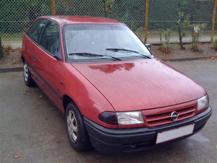 Opel Astra F - Jaaa, der mangler et sidespejl - en eller anden fulderik sparkede det af i en brandert billede 14