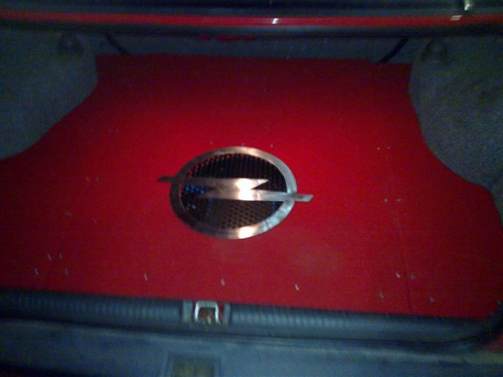 Opel Vectra 1,8i GL (Myrdet) - under bunden er der 2 basser et batteri og to forstærkere billede 9