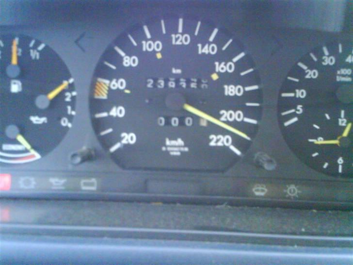 Mercedes Benz 230E - så kunne den gamle bil ikke meget mere  billede 14