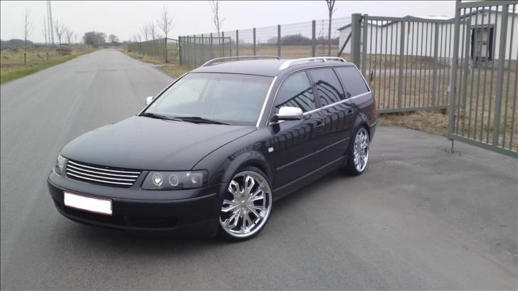 VW Passat 1.8T ''SOLGT'' - JA TAK!! Så kom mine nye 20´´ på, den 4/4-2010.... Det ser sku da fedt ud :-) billede 1