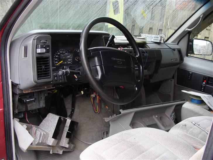 Chevrolet Astro **SOLGT** - skulle lige trække ledninger til radioen billede 8