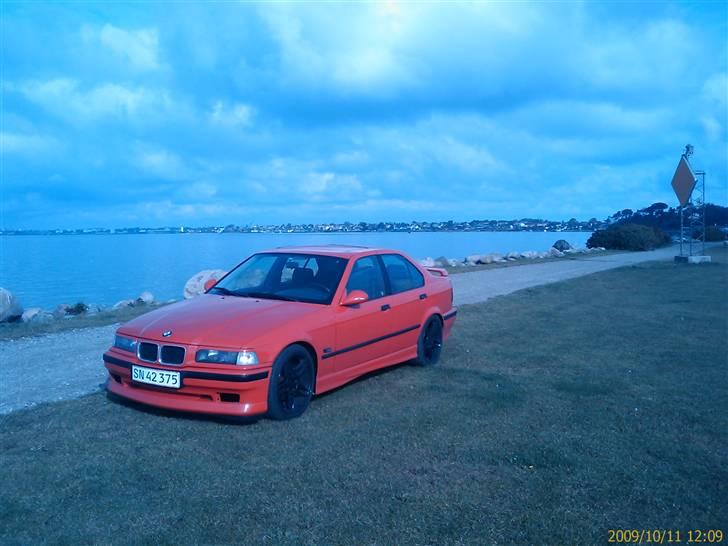 BMW E36 - 320i SOLGT billede 1