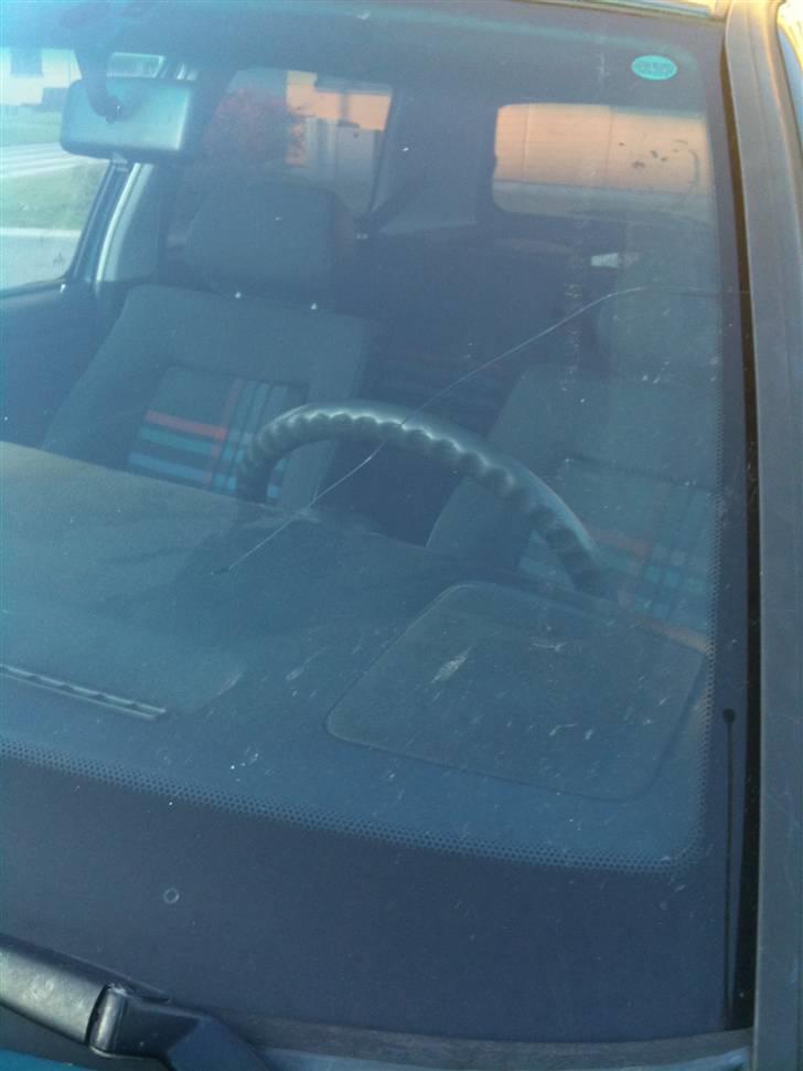 VW Golf 3 - GTD - (SOLGT) - flængen i forruden billede 13