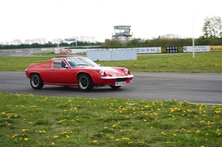 Lotus Europa Twin Cam - Fuld skrue på padborg park. Gik fint intil jeg tabte en bolt i gearskiftet..så var der kun 2 og 4 gear tilbage. billede 5