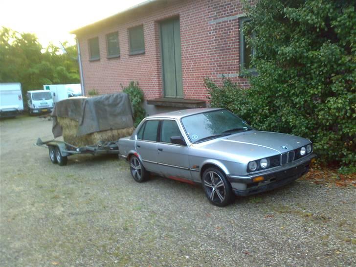 BMW E30 320I  (død) - ja det sgu en rigtigt arbejdes hest  billede 2