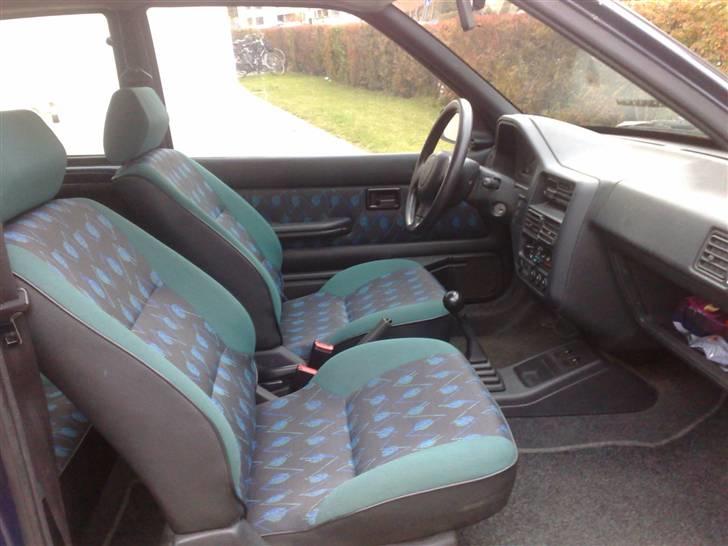 Peugeot 106 S. "Grislingen"  - Indenfor - selvom den er gammel, ser den sq fin ud indvendig. Velplejet. billede 6