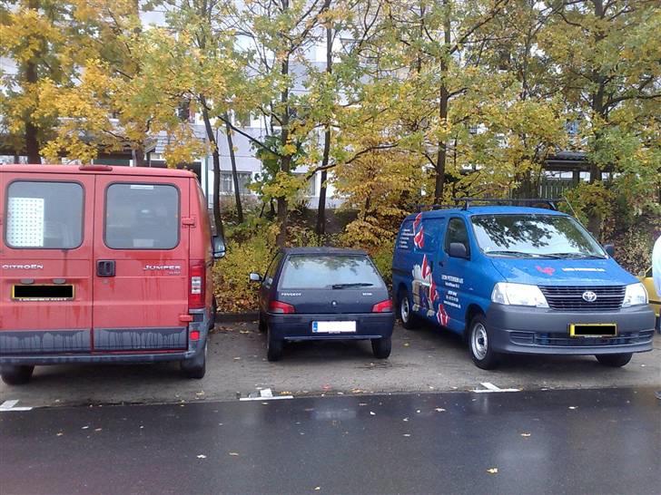 Peugeot 106 S. "Grislingen"  - Lige hvad jeg mener - den kan klemme sig ind overalt.. men svær at finde igen, hvis man ikke lige husker, hvor man har parkeret ;)  billede 8