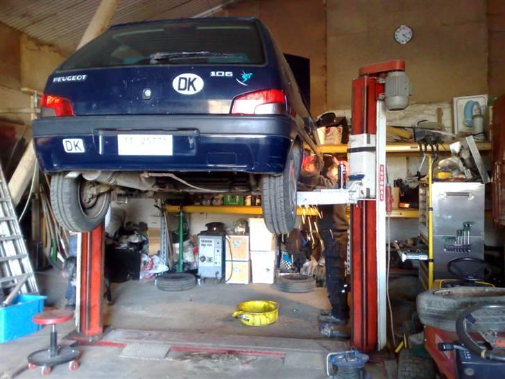 Peugeot 106 S. "Grislingen"  - Mens grislingen var ved at blive lavet - tusind tak for hjælpen Høvding Gris!  billede 9