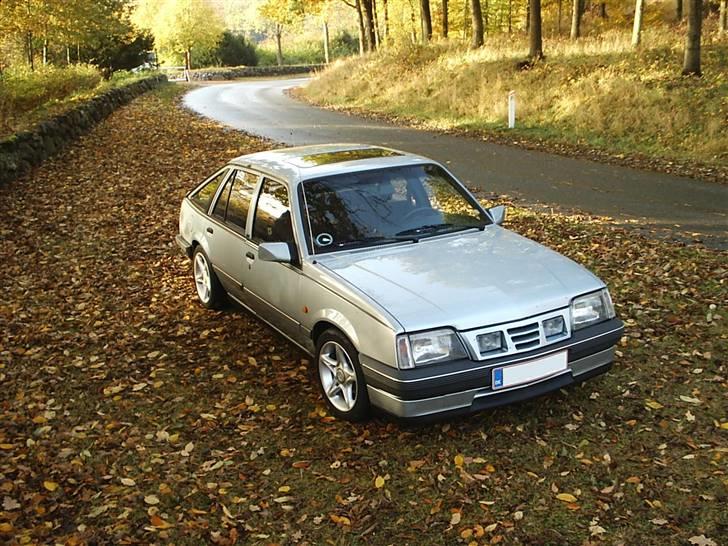 Opel Ascona cc 2,0i Exclusive (Solgt) - Nyindregistreret og nysynet. Jeg er så glad for den bil:) billede 1