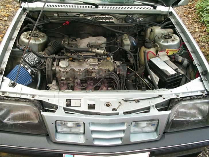 Opel Ascona cc 2,0i Exclusive (Solgt) - Mit blå sportsfilter går godt til bilen. Regner med at male bremsekaliberne samme farve.  billede 6