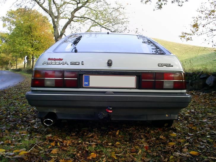 Opel Ascona cc 2,0i Exclusive (Solgt) - Synes den ser så ond ud bagfra! billede 8