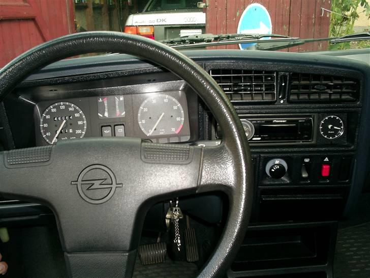 Opel Ascona cc 2,0i Exclusive (Solgt) - Læg mærke til km-tallet - den har ikke gået langt, taget alderen i betragtning. billede 10