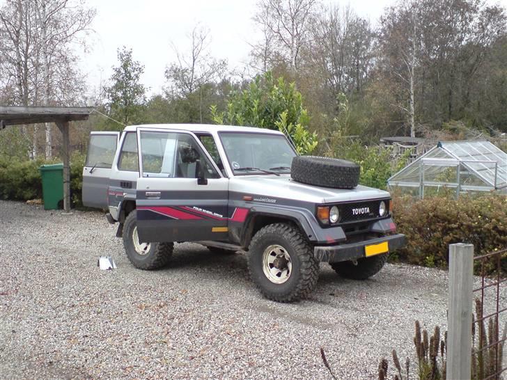Toyota Land Cruiser LJ70 (SOLGT) - Overvejer om reservehjulet skulle monteres her. Det tar dog noget udsyn:) billede 14