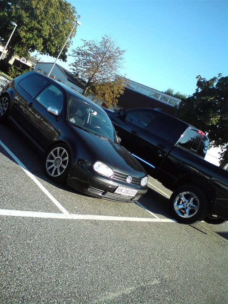 VW golf IV 1.8 20v Tidl. bil - ved siden af sørens Ram 5.7 hemi :) billede 10