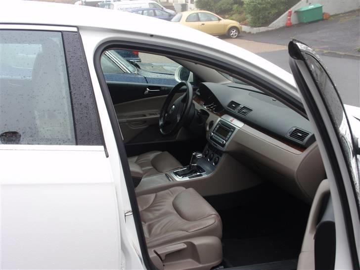 VW Passat 3C - Er der nogen der ved hvor jeg kan købe sportsæder. Har prøvet at finde sæder i den farven, men det er ikke så nemt billede 3