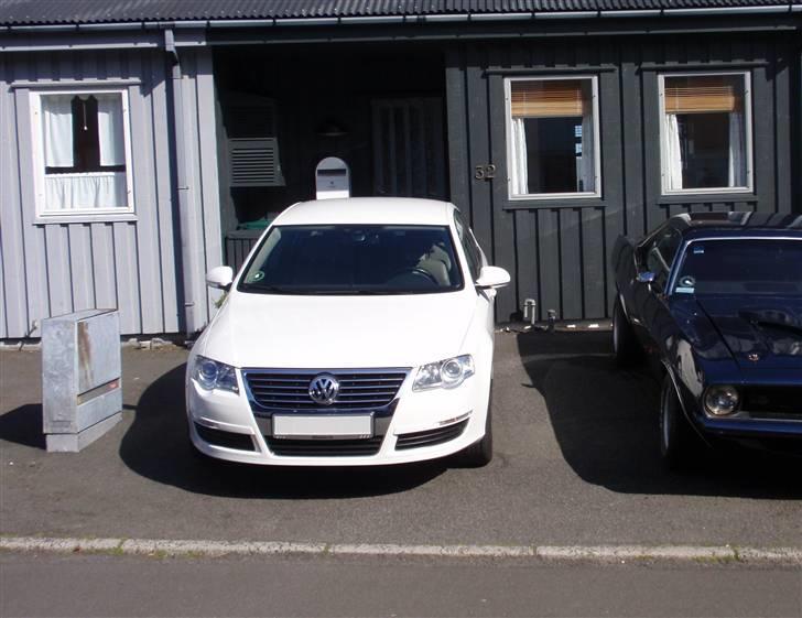 VW Passat 3C - Sådan så bilen ud når jeg købte den, den 31-juli-09. Der står min Barracuda fra 1970 ved siden af billede 5