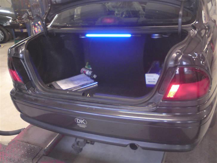 Mazda 323 BA Sedan 1,5 GLX - Blue neon in the trunk. Tænder når man åbner, og slukker når man lukker. :) billede 17