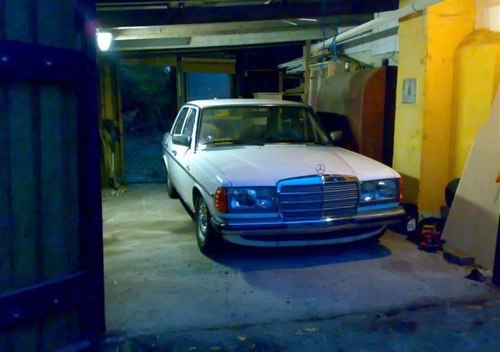 Mercedes Benz 300 D W123 - her står hun så tørt og varmt billede 10