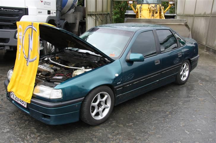 Opel vectra a 2.0-16v 2000 DØD - ja det er min elskede vectra fra siden. fik lige en lille bule fordi jeg blev gal på vej til træf  billede 2