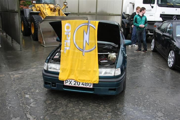 Opel vectra a 2.0-16v 2000 DØD - lige et lille billede forfra.. jeg er så i baggrunden.. lækkert flag ikk ;-P  billede 4