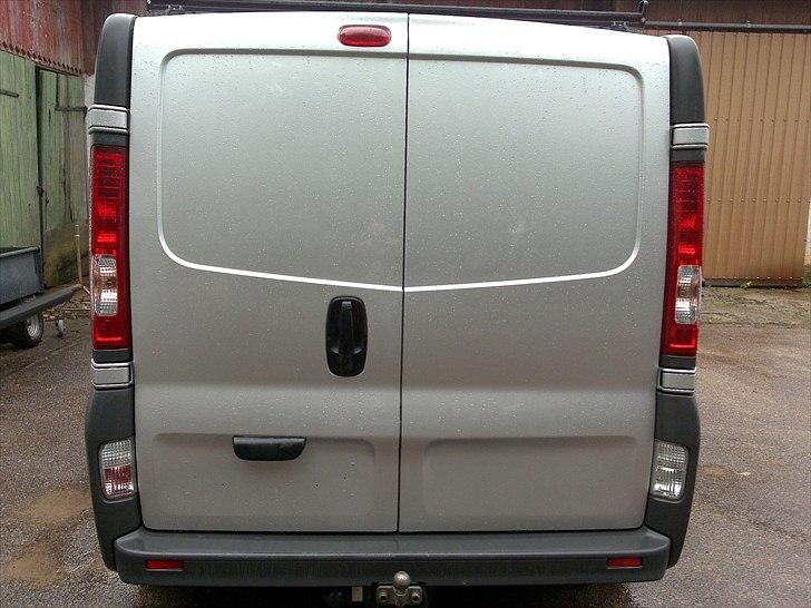 Nissan PRIMASTAR 150 DCI - Af med emblemer og på med ny maling. billede 5